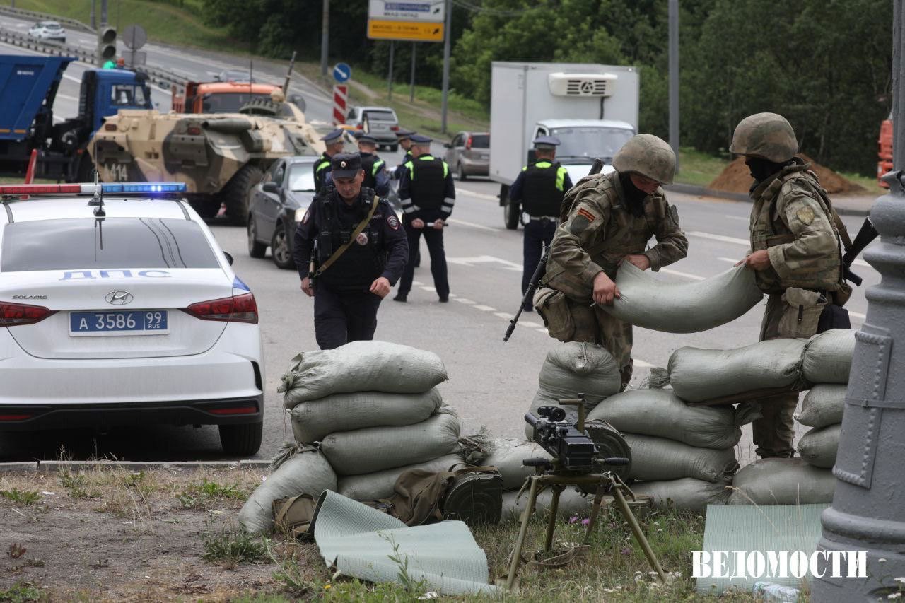 Image in @MarioNawfal's post: 🚨COUP UPDATES: Putin Reportedly Leaves Moscow | Machine Gun Positions Around Moscow | Wagner Convoy…
