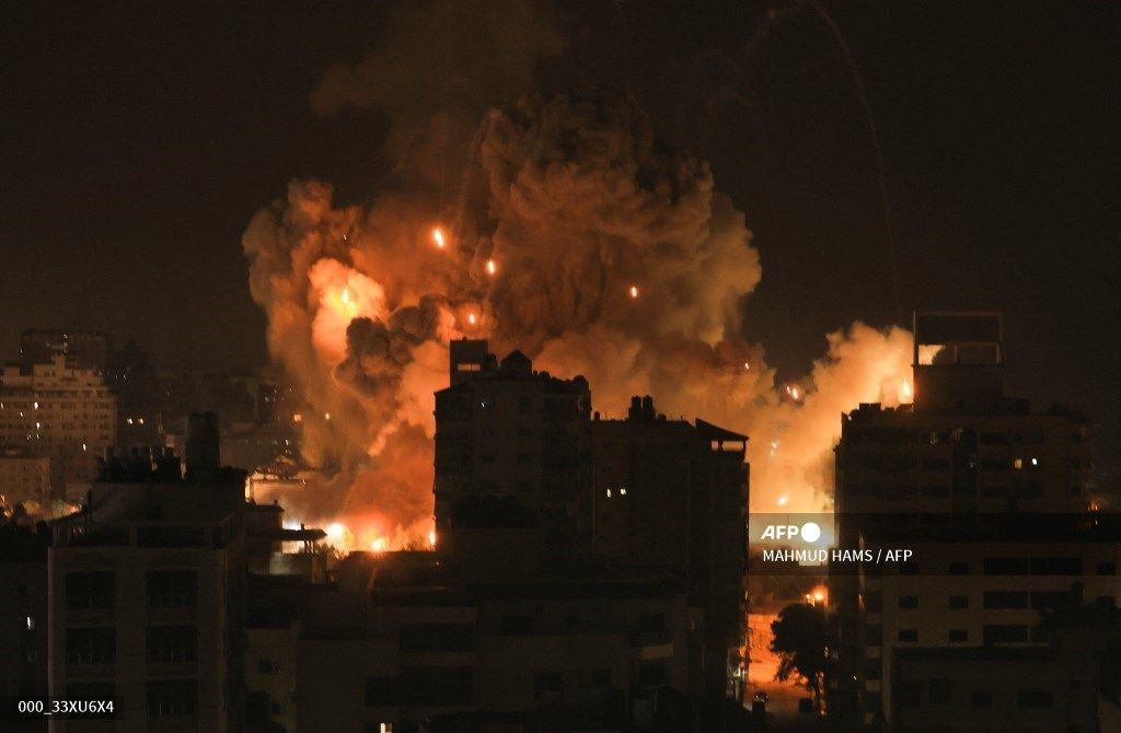 Image in @MarioNawfal's post: 🚨JUST IN: Reports of an ammunition depot in Gaza hit by airstrikes.