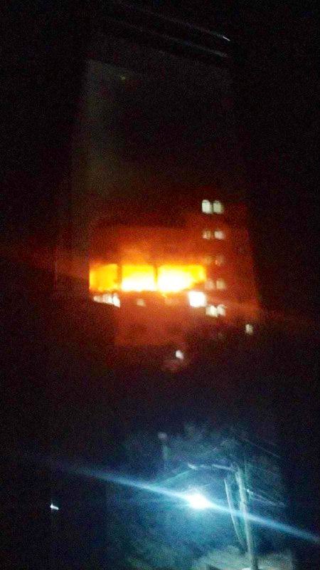 Image in @MarioNawfal's post: 🚨 IMAGE: ”Burj AlAshqar” in central Gaza city after an apparent roof knock strike.
The building re…