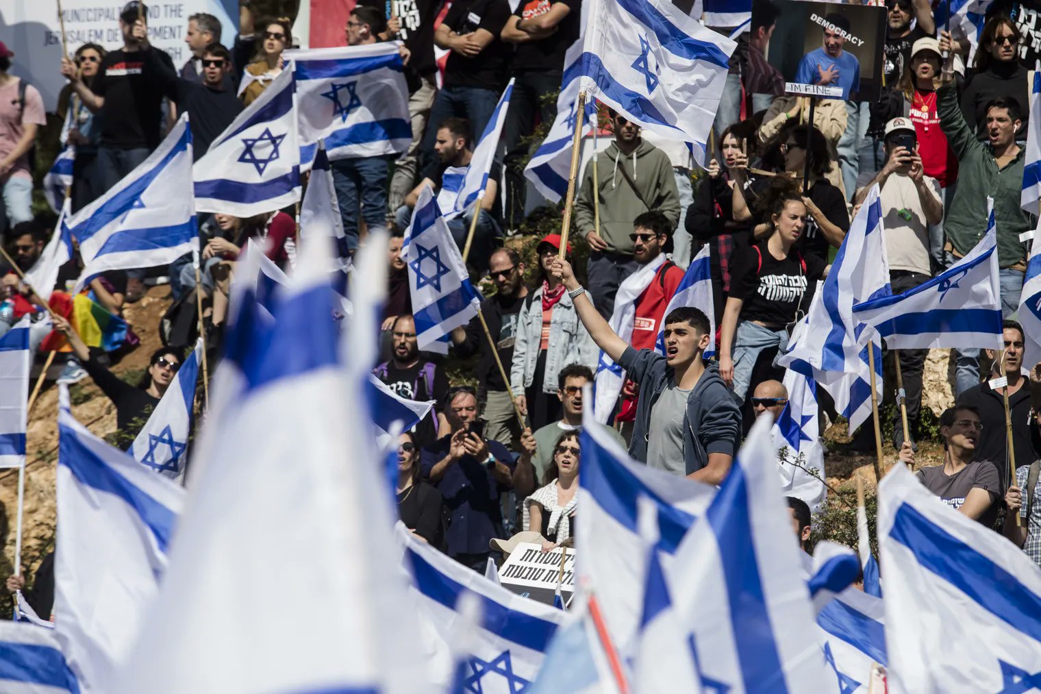Image in @MarioNawfal's post: 🚨JUST IN: Reports of the current state in the Israeli Government:
-The Prime Minister is crashing …