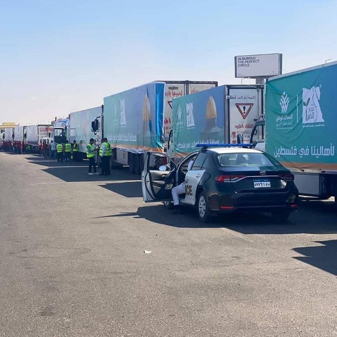 Image in @MarioNawfal's post: 🚨JUST IN - A significant aid truck convoy from Egypt is currently stationed at the Rafah border cr…