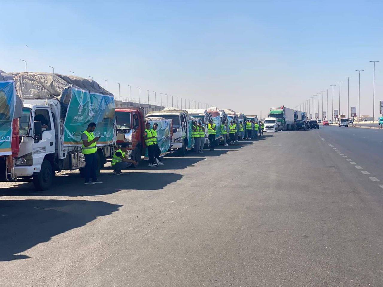 Image in @MarioNawfal's post: 🚨JUST IN - A significant aid truck convoy from Egypt is currently stationed at the Rafah border cr…