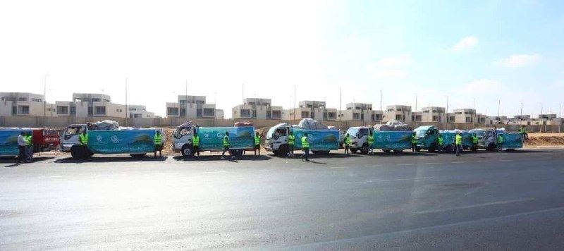 Image in @MarioNawfal's post: 🚨JUST IN - A significant aid truck convoy from Egypt is currently stationed at the Rafah border cr…