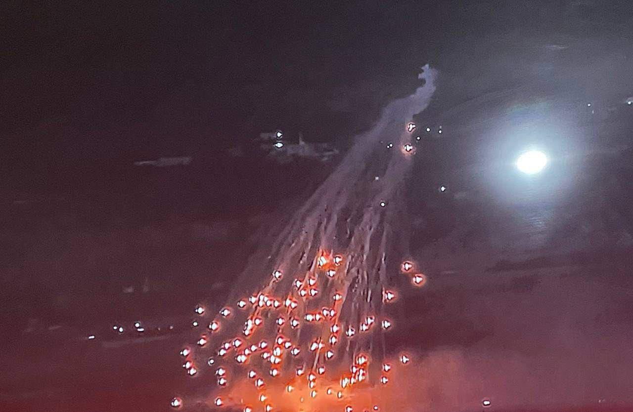Image in @MarioNawfal's post: 🚨BREAKING: Israeli Army reportedly shelling borders with Lebanon using phosphorus bombs.
Sources: …