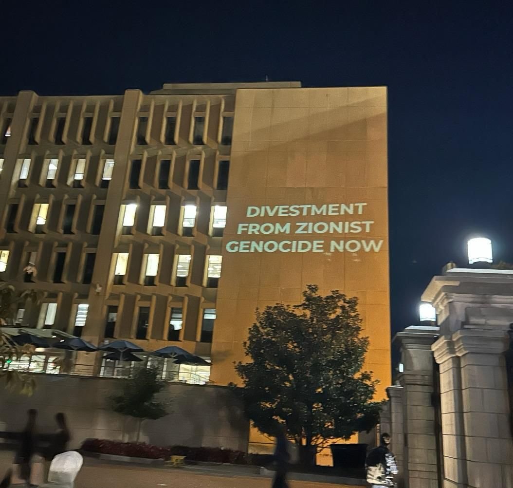 Image in @MarioNawfal's post: 🇺🇸🇵🇸 Students at the George Washington University project the following messages on the campus:
"G…