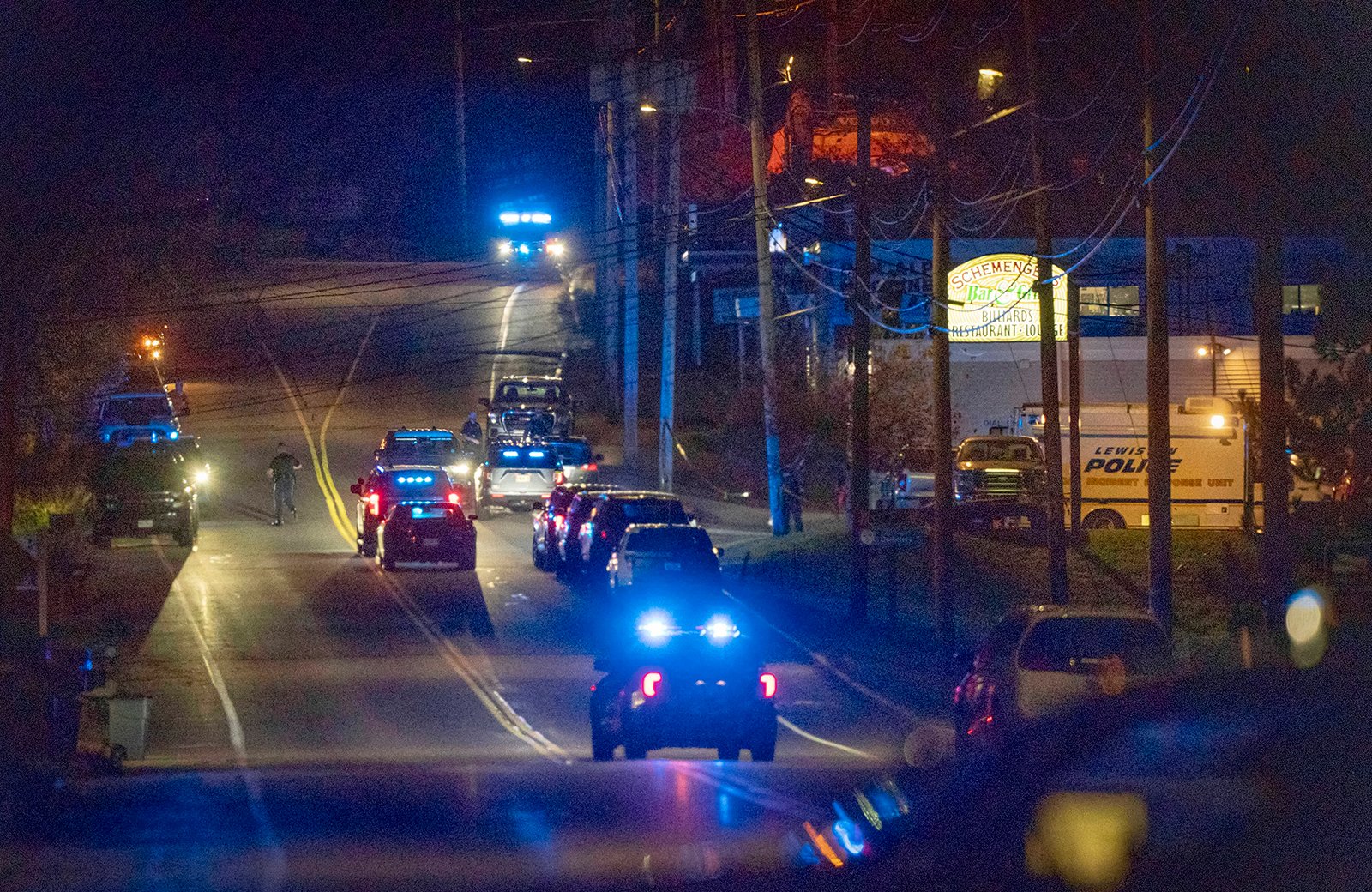 Image in @MarioNawfal's post: 🚨UPDATE ON MAINE MASS SHOOTER:
- Police continue to search for Maine shooter, who killed 22 people…