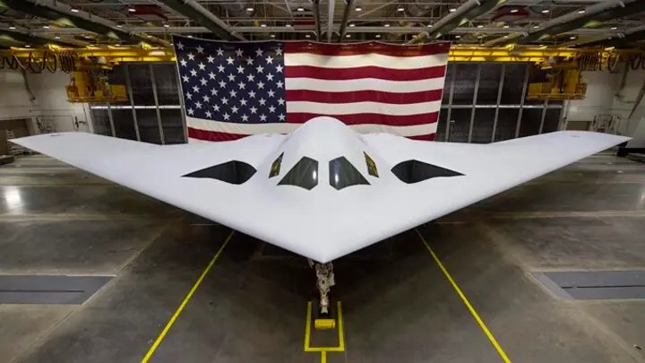Image in @MarioNawfal's post: 🚨 U.S Stealth Bomber's First Flight Puts Pressure on China
- The U.S Air Force's top-secret B-21 R…