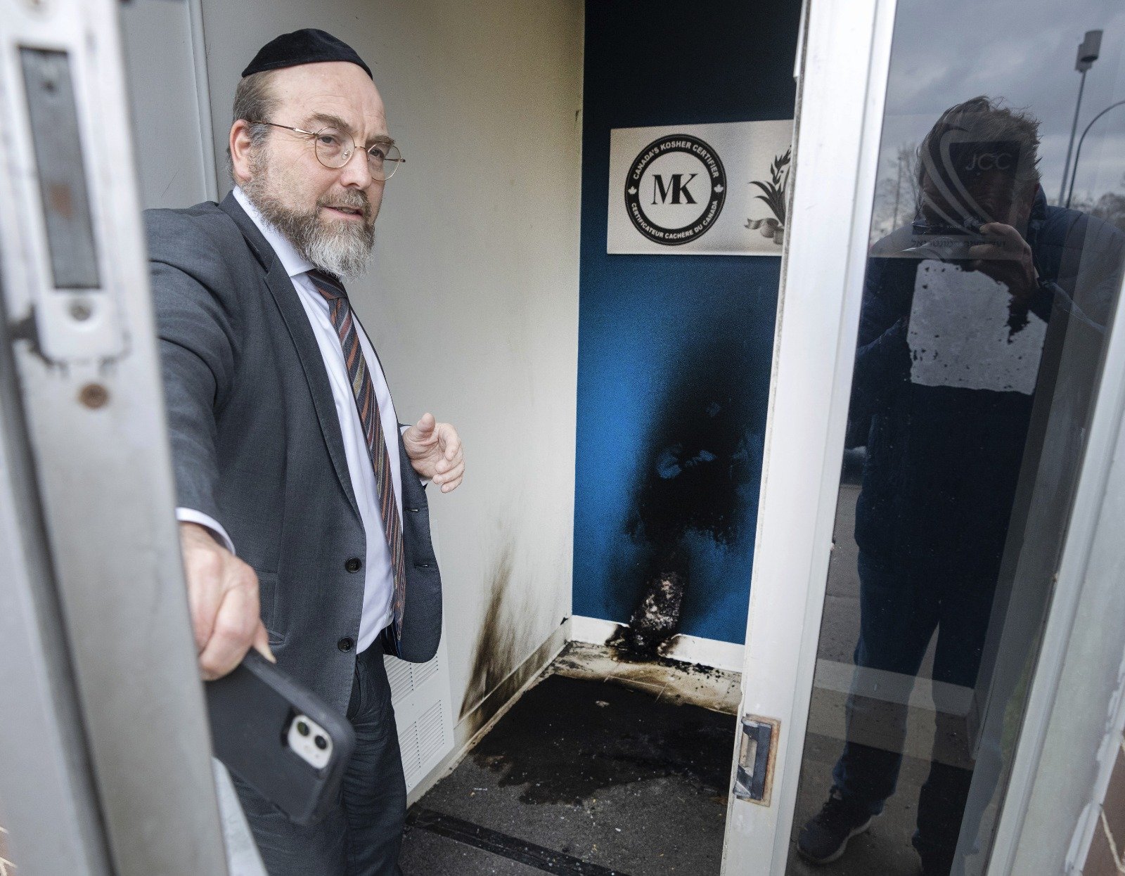 Image in @MarioNawfal's post: 🚨 JUST IN: Jewish Community Center in Canada Attacked with Firebomb
- The attack occurred shortly …
