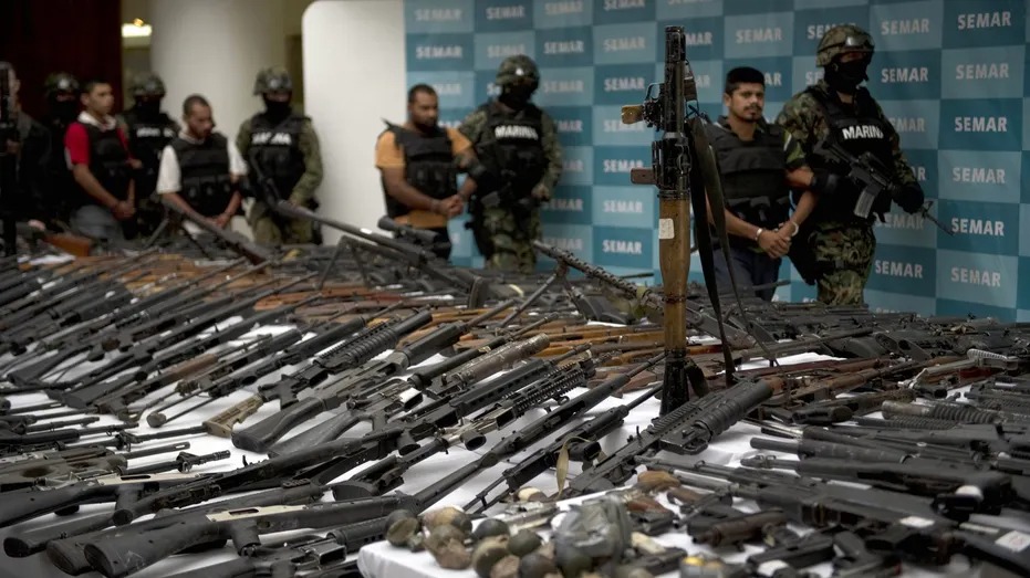 Image in @MarioNawfal's post: 🇺🇸🇲🇽 IMMIGRANTS FLOW INTO THE U.S, U.S WEAPONS FLOW INTO MEXICO
Mexican officials are demanding an…