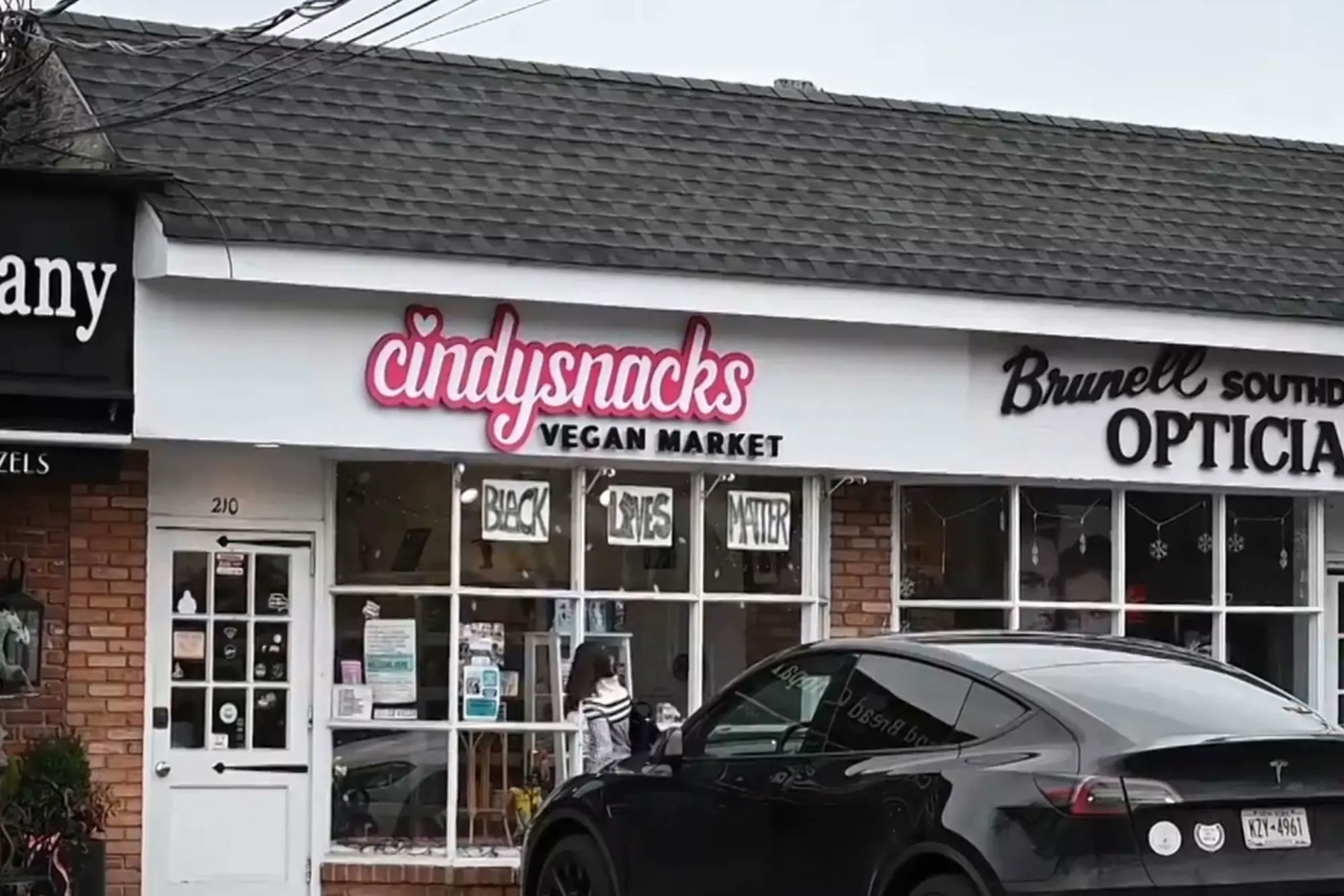 Image in @MarioNawfal's post: VEGAN BAKERY CAUGHT SELLING DUNKIN' DONUTS
The Long Island, New York vegan bakery Cindy Snacks is …