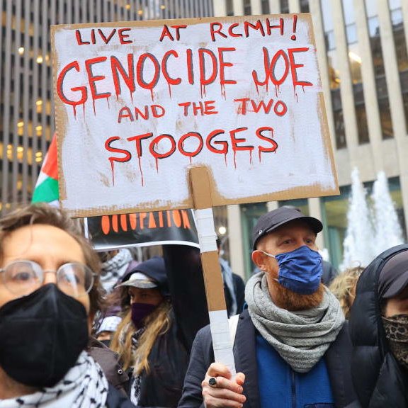 Image in @MarioNawfal's post: 🇺🇸 WHAT DO PRO-PALESTINE AND CONSERVATIVE ACTIVISTS HAVE IN COMMON?
FBI + META IS TARGETING THEM…