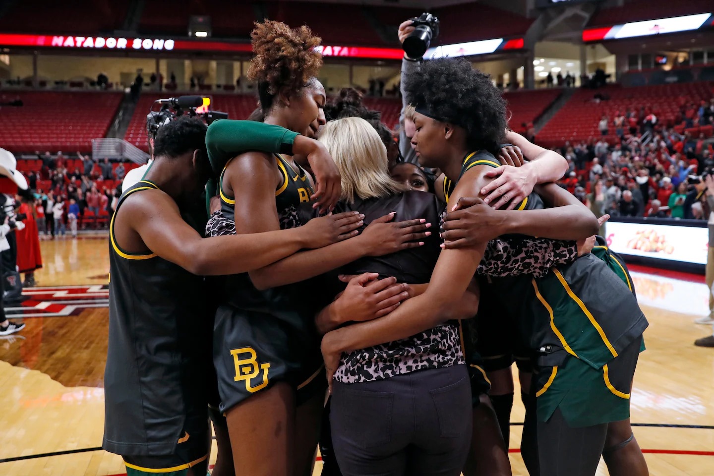 Image in @MarioNawfal's post: 🚨🇺🇸 NCAA WOMEN’S BASKETBALL COACH TURNS OUT TO BE EXACTLY WHAT WAPO REPORTS - TOUGH, DRIVEN, A WINN…