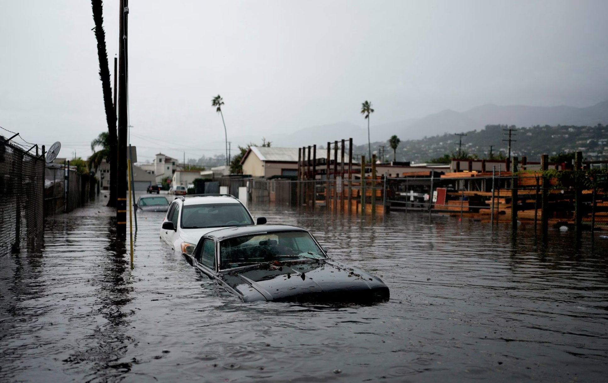 Image in @MarioNawfal's post: 🚨🇺🇸BREAKING: 20 MILLION UNDER FLOOD WATCH | WEST COAST BRACES FOR MEGA STORM
Southern California i…