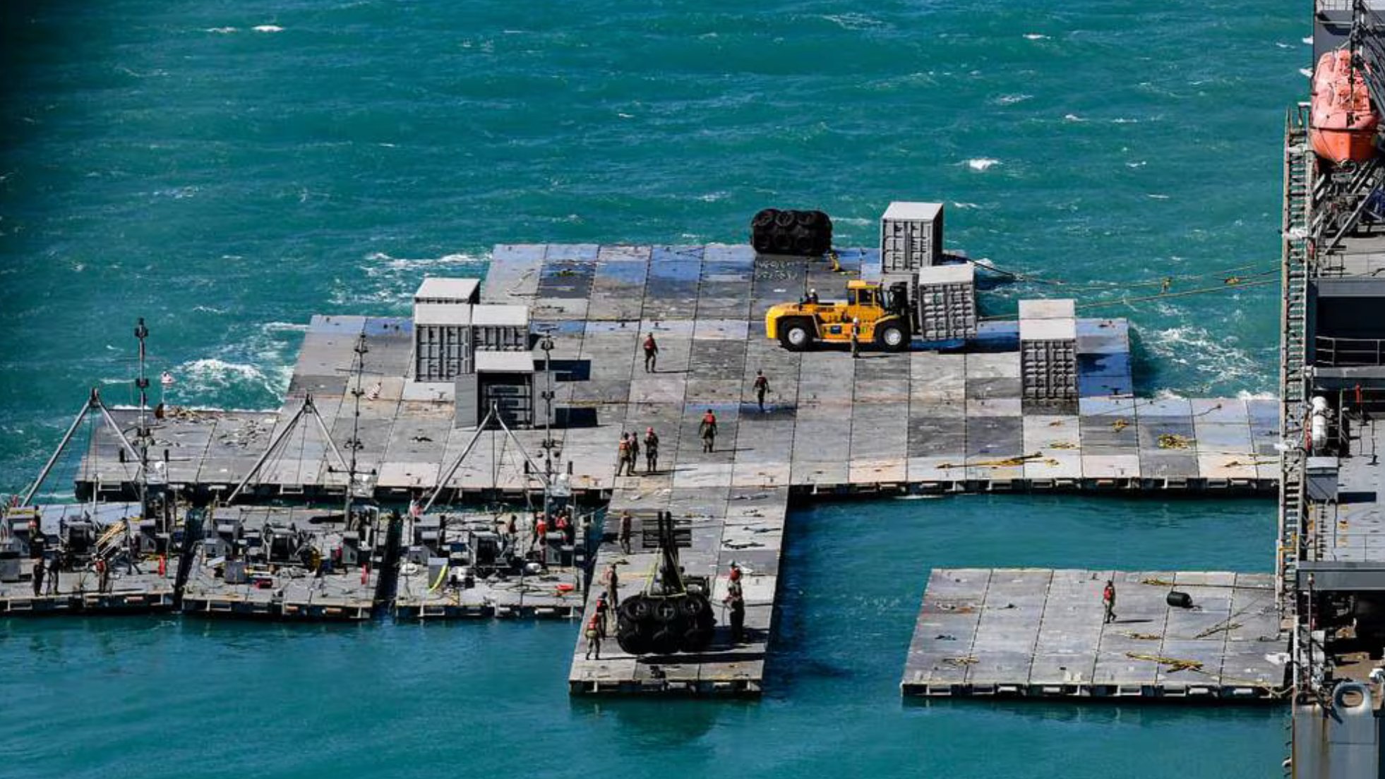 Image in @MarioNawfal's post: 🚨🇺🇸WILL BIDEN’S GAZA FLOATING PIER PUT SOLDIERS AT RISK?
Military experts fear the Gaza floating p…
