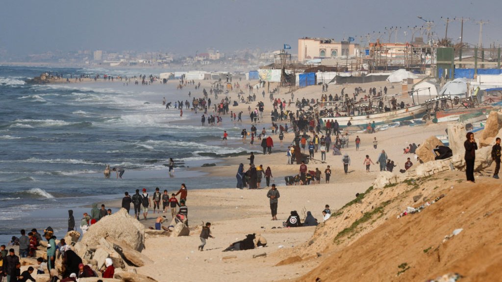 Image in @MarioNawfal's post: 🚨🇺🇸WILL BIDEN’S GAZA FLOATING PIER PUT SOLDIERS AT RISK?
Military experts fear the Gaza floating p…