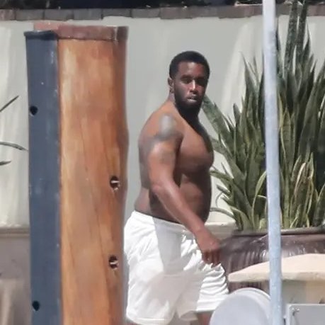 Image in @MarioNawfal's post: 🇺🇸DIDDY CHILLING IN MIAMI...
Sean "Diddy" Combs appeared cheerful in Miami, engaging fans and enjo…