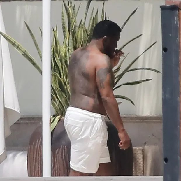 Image in @MarioNawfal's post: 🇺🇸DIDDY CHILLING IN MIAMI...
Sean "Diddy" Combs appeared cheerful in Miami, engaging fans and enjo…