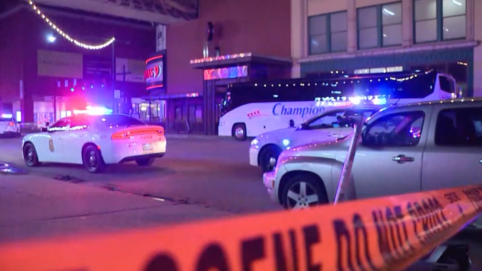 Image in @MarioNawfal's post: 🇺🇸INDIANAPOLIS SHOOTING LEAVES 7 KIDS WOUNDED
A shooting outside Circle Centre Mall in downtown In…