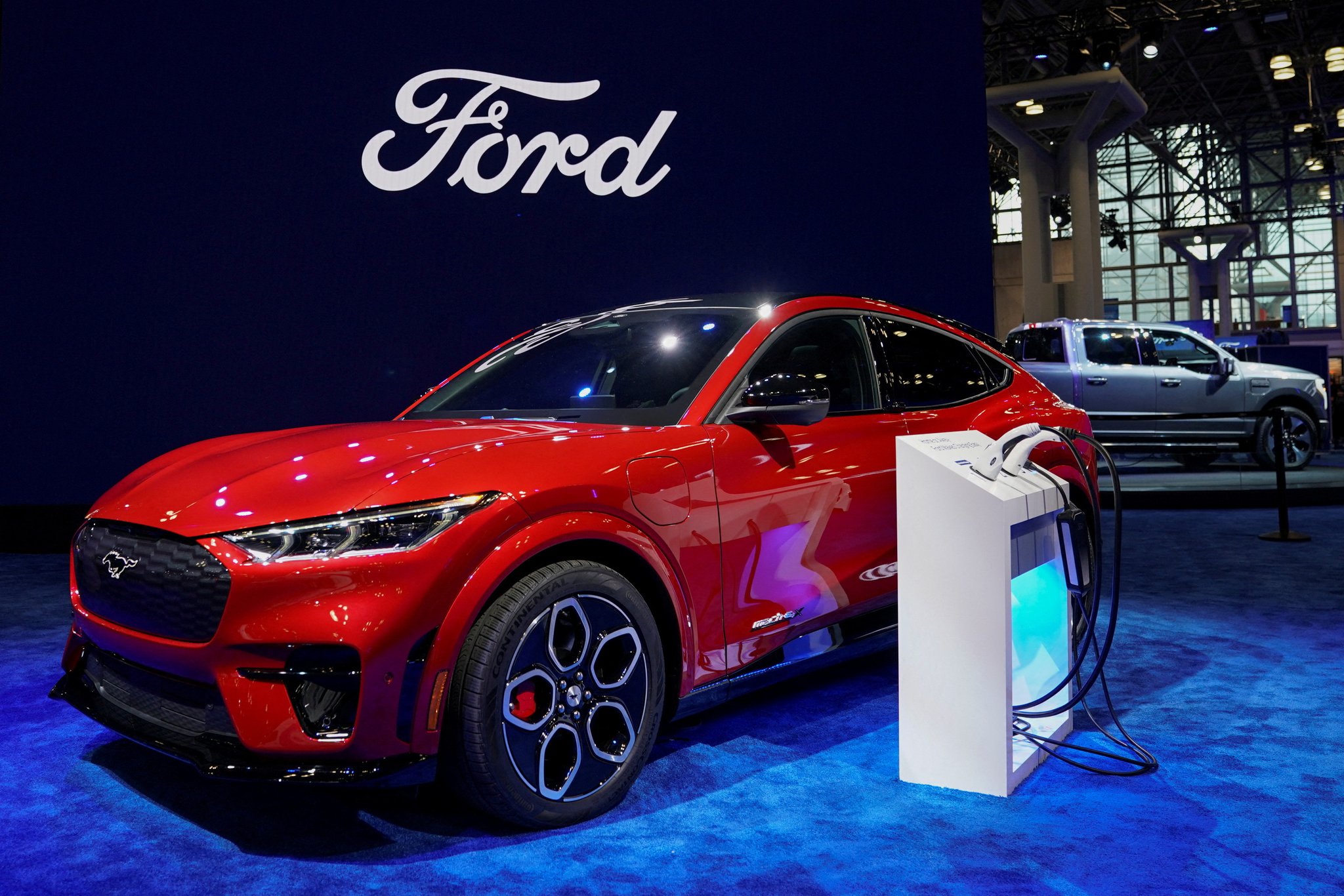 Image in @MarioNawfal's post: 🚨BREAKING: FORD PULLS OUT OF EV - SHIFTS TO HYBRIDS | LOST BILLIONS
Ford is delaying all-electric …