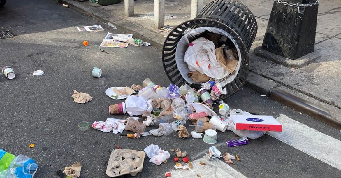 Image in @MarioNawfal's post: 🚨🇺🇸BREAKING: NEW YORKERS SHOOK OVER EARTHQUAKE | TRASH CANS TUMBLE OVER!
40 miles away, a very min…