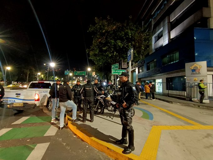 Image in @MarioNawfal's post: 🇪🇨🇲🇽 UPDATE: POLICE SURROUND EMBASSY IN RIOT GEAR
Source: @AlertasMundial https://t.co/5TLHzygaQI