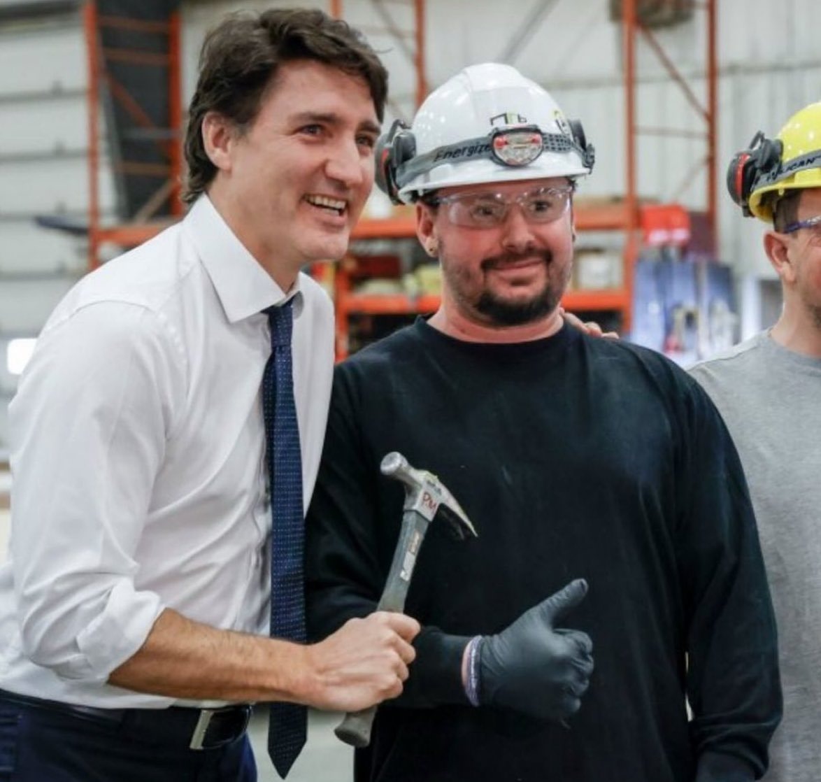 Image in @MarioNawfal's post: 🇨🇦 TRUDEAU FLOPS PHOTO-OP WHERE HE TRIED TO PROMOTE HARD WORK
Seems this might be his first time h…