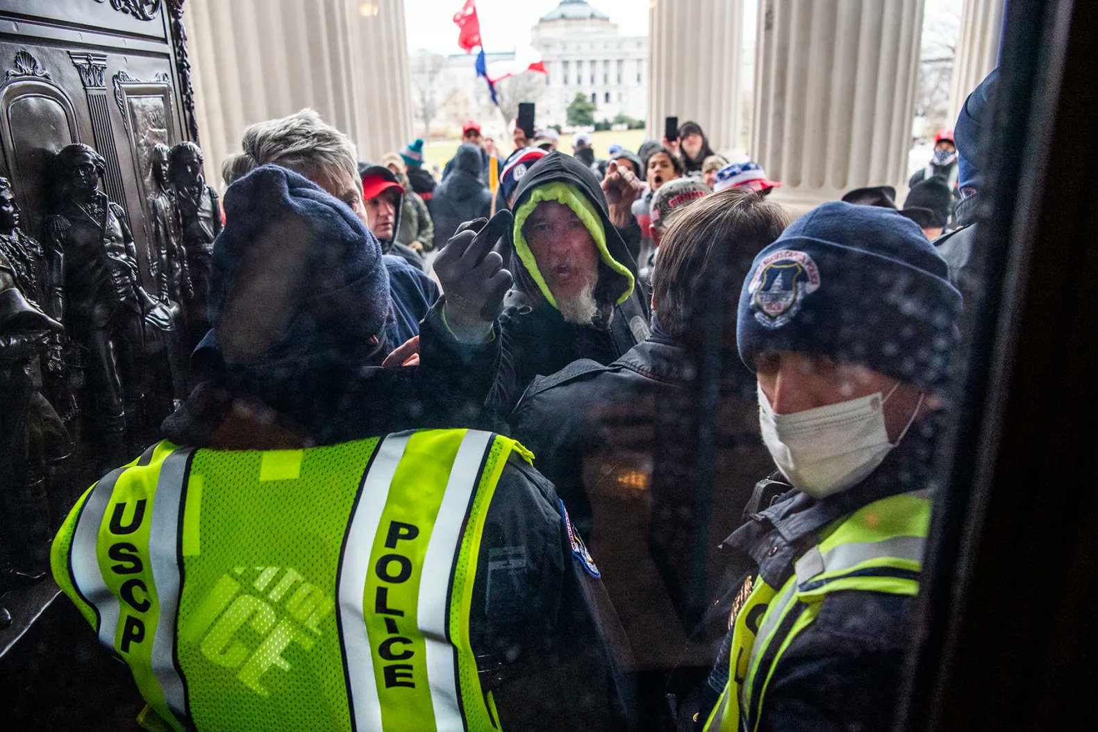 Image in @MarioNawfal's post: 🚨 BREAKING: JANUARY 6 PROTESTERS SUE CAPITOL POLICE FOR MILLIONS
Two dozen January 6 protesters ar…