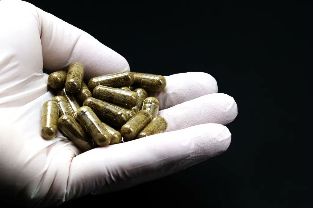 Image in @MarioNawfal's post: 🚨 FDA ALERT: DANGEROUS POOP PILLS
The fecal microbiota transplants (FMT) "wellness trend" has repo…
