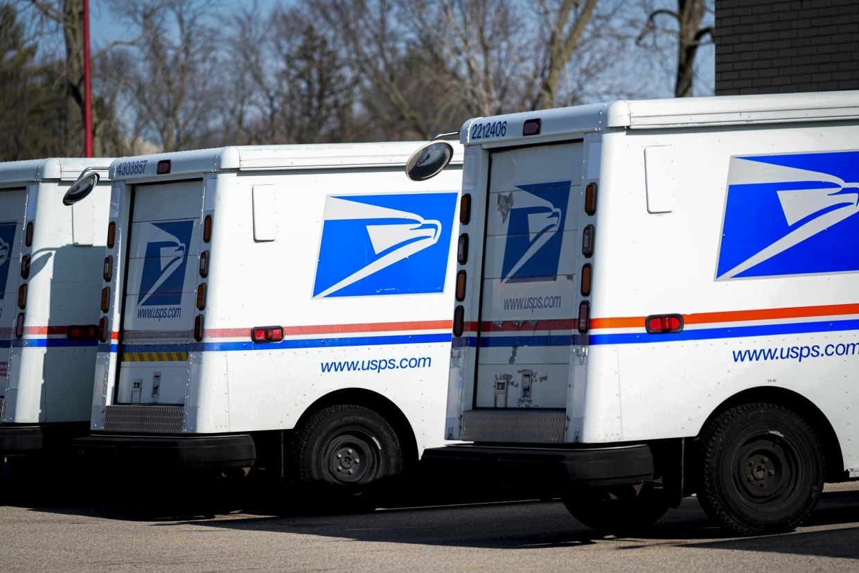 Image in @MarioNawfal's post: 🇺🇸MAIL DELAYS SPARK 2024 ELECTION WORRIES
Major U.S. Postal Service delays raise alarm for 2024 el…