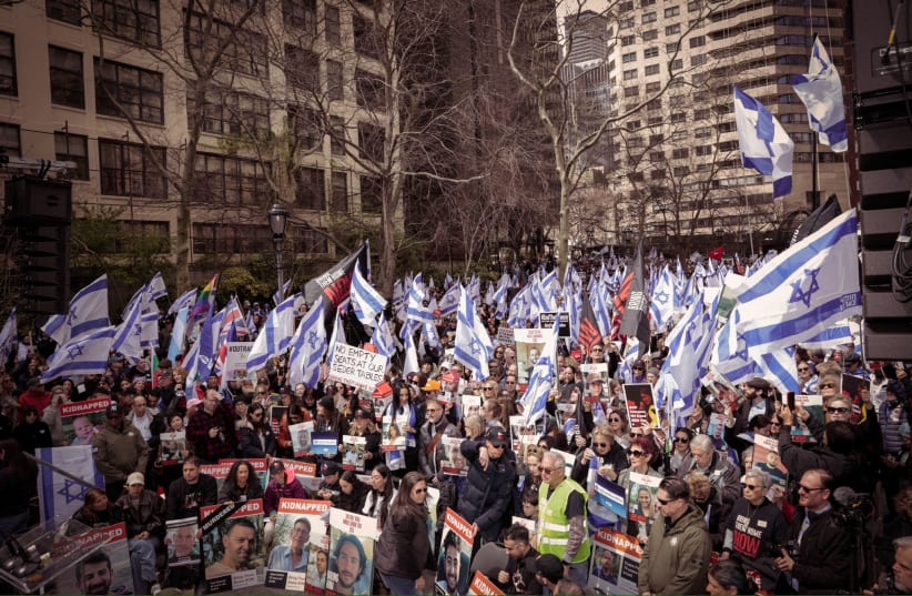 Image in @MarioNawfal's post: 🇮🇱🇺🇸 PROTESTERS IN NYC CALL FOR IMMEDIATE HOSTAGE DEAL
More than 7,000 people, including former I…