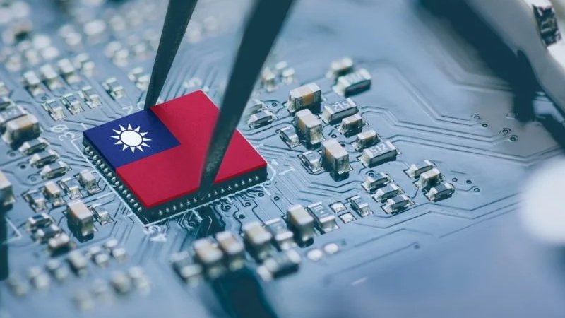 Image in @MarioNawfal's post: 🚨 IS THE U.S. GIVING TAIWAN TO CHINA?
U.S. amps up its chip game, enticing giants like TSMC with b…