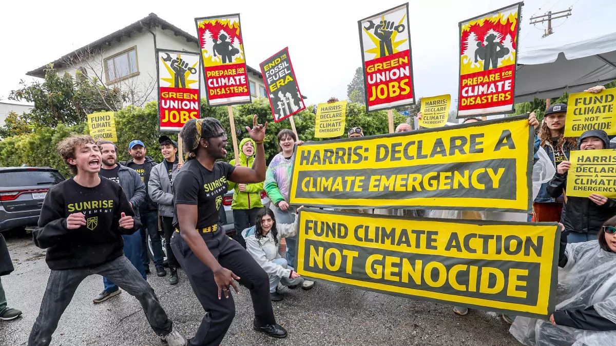 Image in @MarioNawfal's post: 🇺🇸PRO-PALESTINE AND CLIMATE ACTIVISTS ARRESTED AT KAMALA’S HOME IN CALIFORNIA
6 young protestors w…
