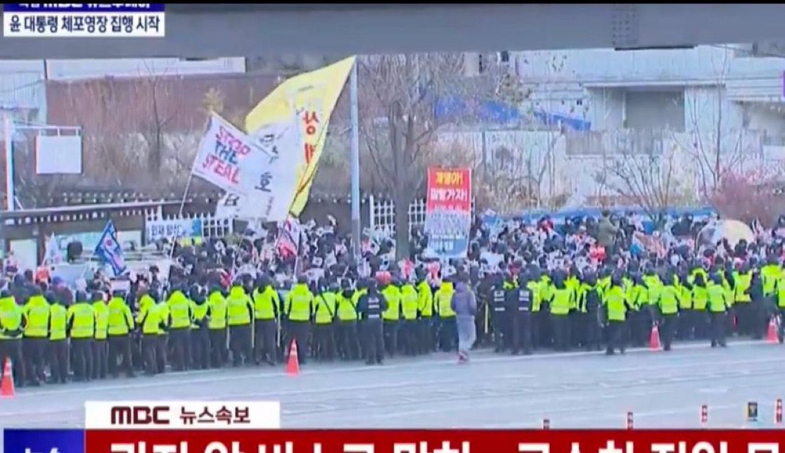 Image in @MarioNawfal's post: 🚨🇰🇷BREAKING: INTENSE STANDOFF AT SOUTH KOREAN PRESIDENTIAL RESIDENCE
Tensions appear to be eruptin…