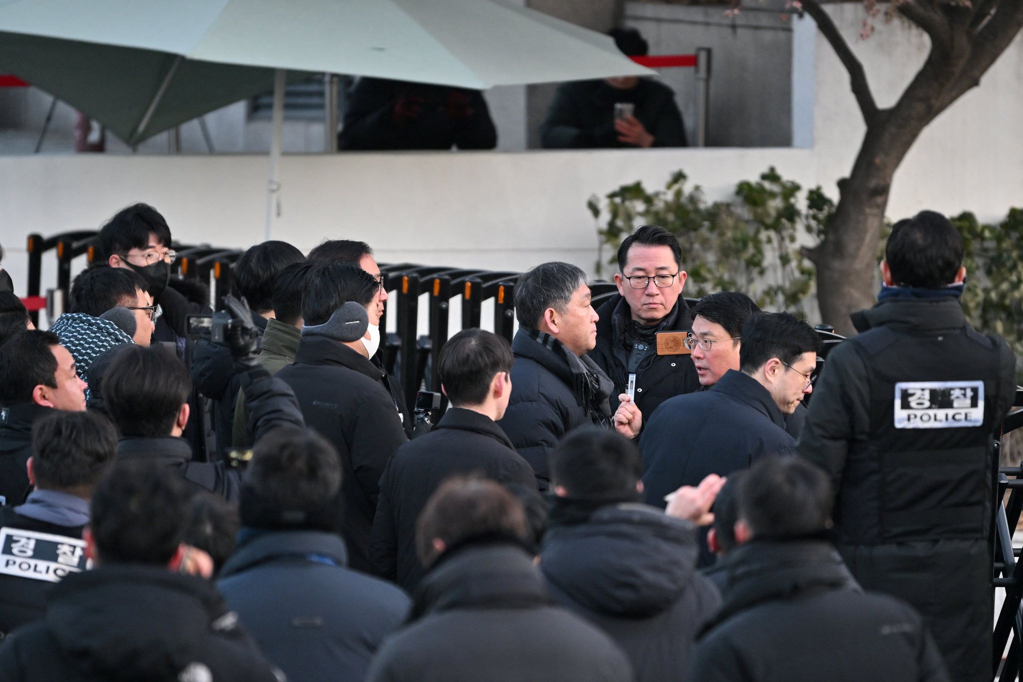 Image in @MarioNawfal's post: 🚨🇰🇷BREAKING: INTENSE STANDOFF AT SOUTH KOREAN PRESIDENTIAL RESIDENCE
Tensions appear to be eruptin…