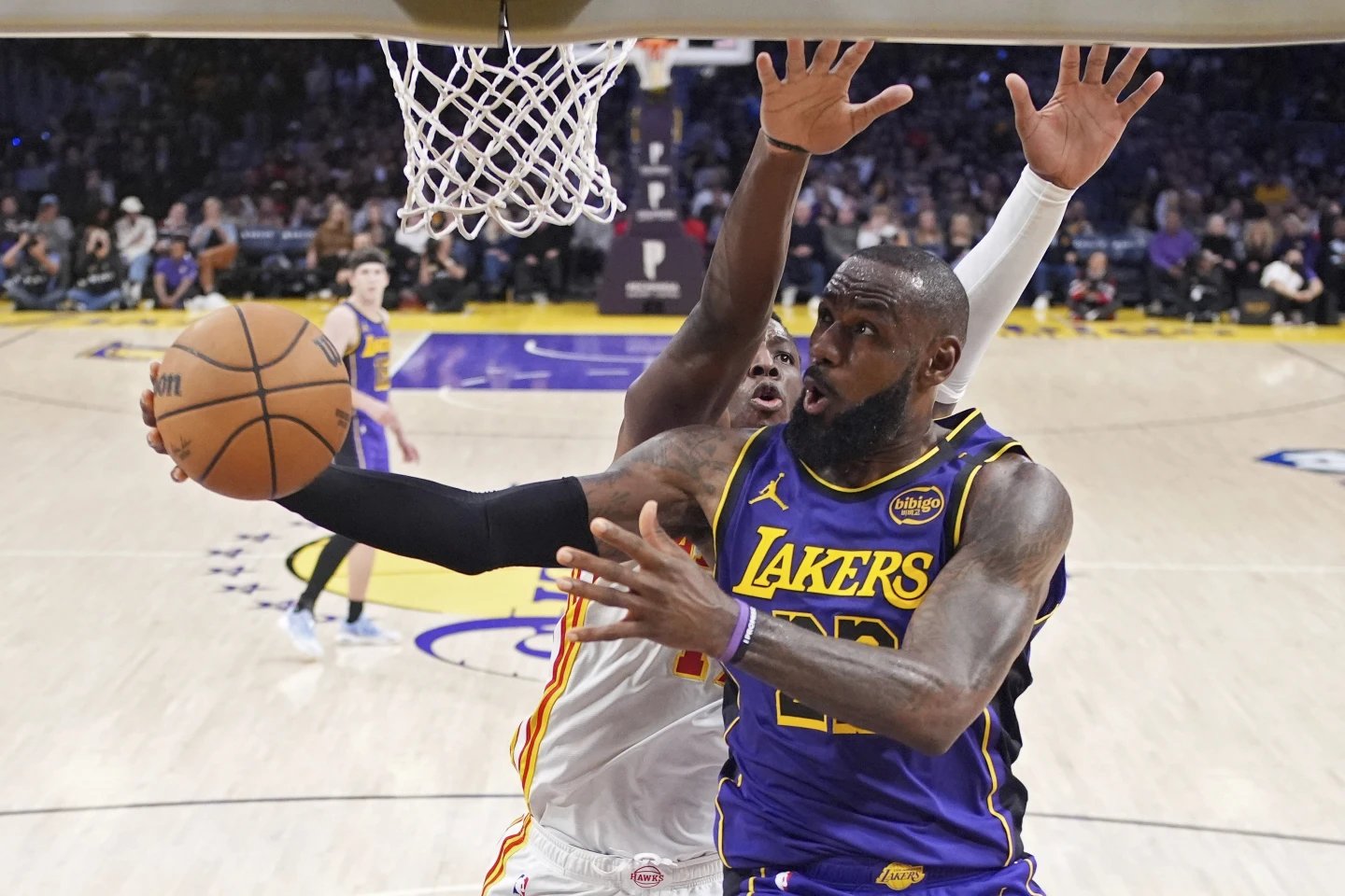Image in @MarioNawfal's post: 🚨🇺🇸LEBRON JAMES BREAKS MICHAEL JORDAN’S 30-POINT RECORD
LeBron James, now 40, surpassed Michael Jo…