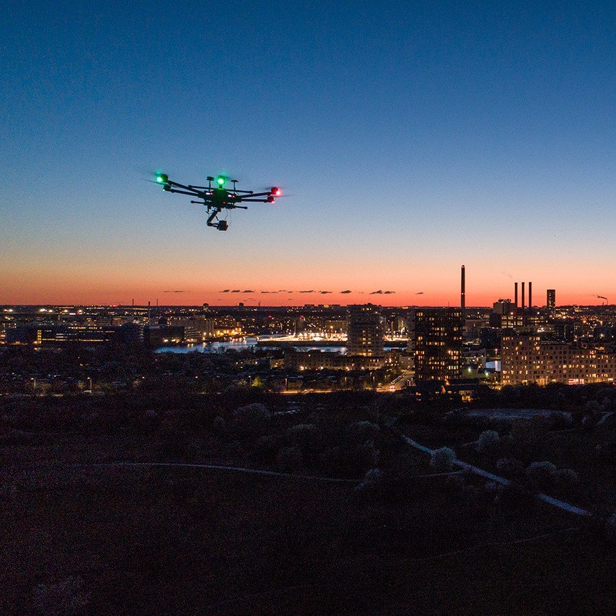 Image in @MarioNawfal's post: 🚨🇩🇰MYSTERY DRONES OVER DENMARK’S PORT SPARK SECURITY CONCERNS
Danish police are investigating a st…