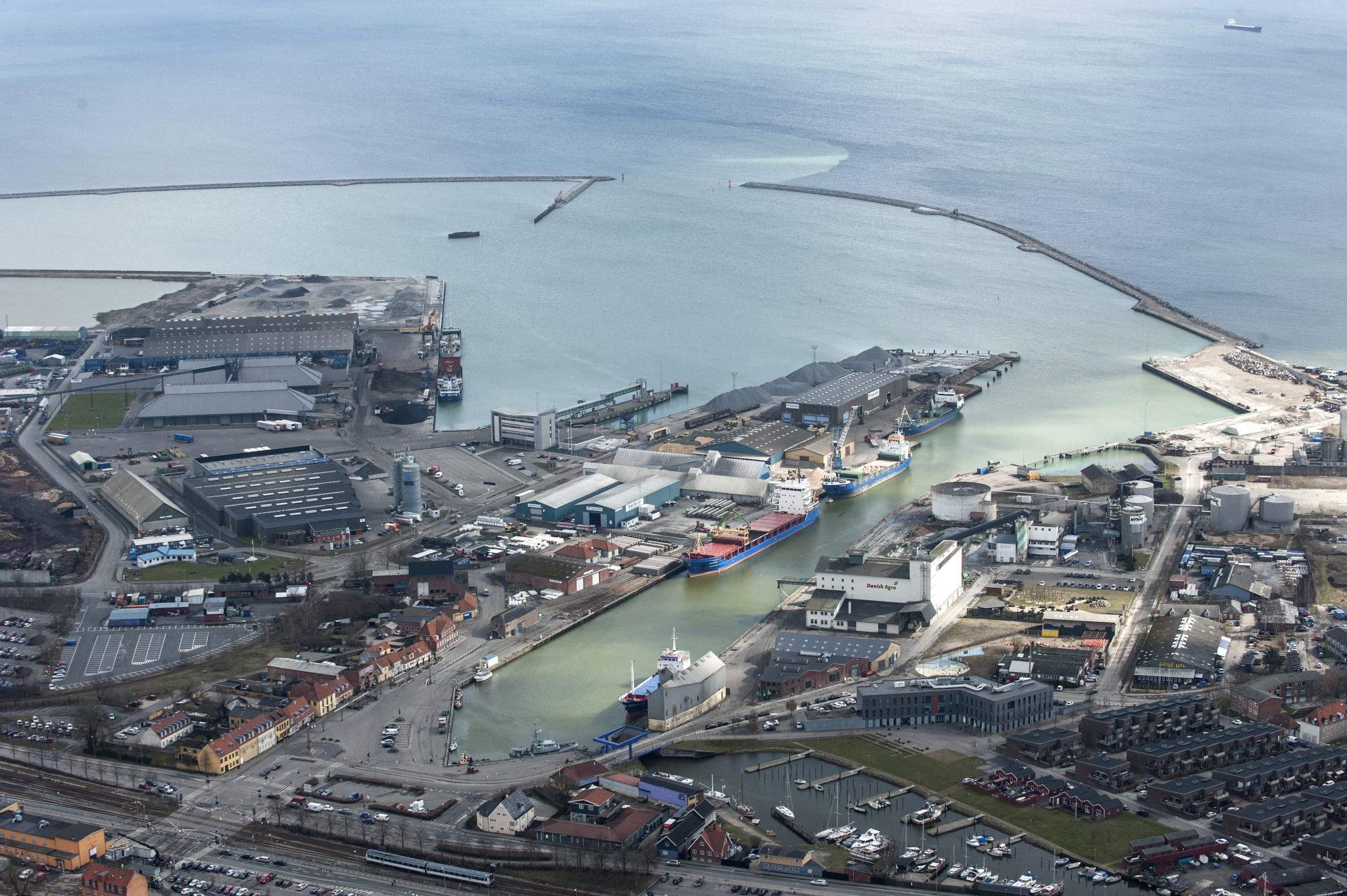 Image in @MarioNawfal's post: 🚨🇩🇰MYSTERY DRONES OVER DENMARK’S PORT SPARK SECURITY CONCERNS
Danish police are investigating a st…