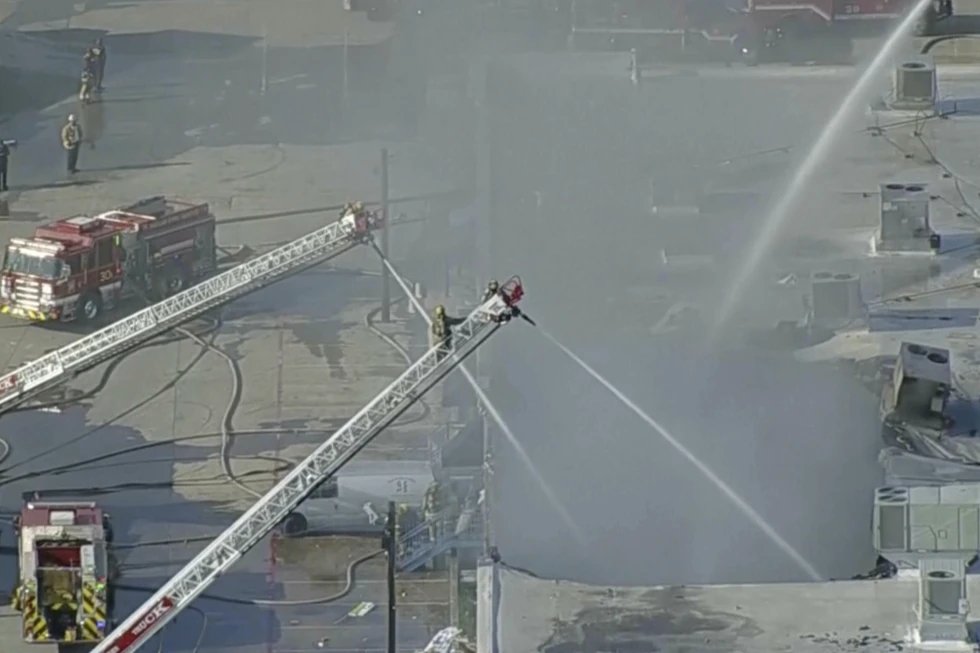 Image in @MarioNawfal's post: 🚨🇺🇸DALLAS SHOPPING CENTER FIRE KILLS HUNDREDS OF ANIMALS
A fire at Plaza Latina shopping center in…