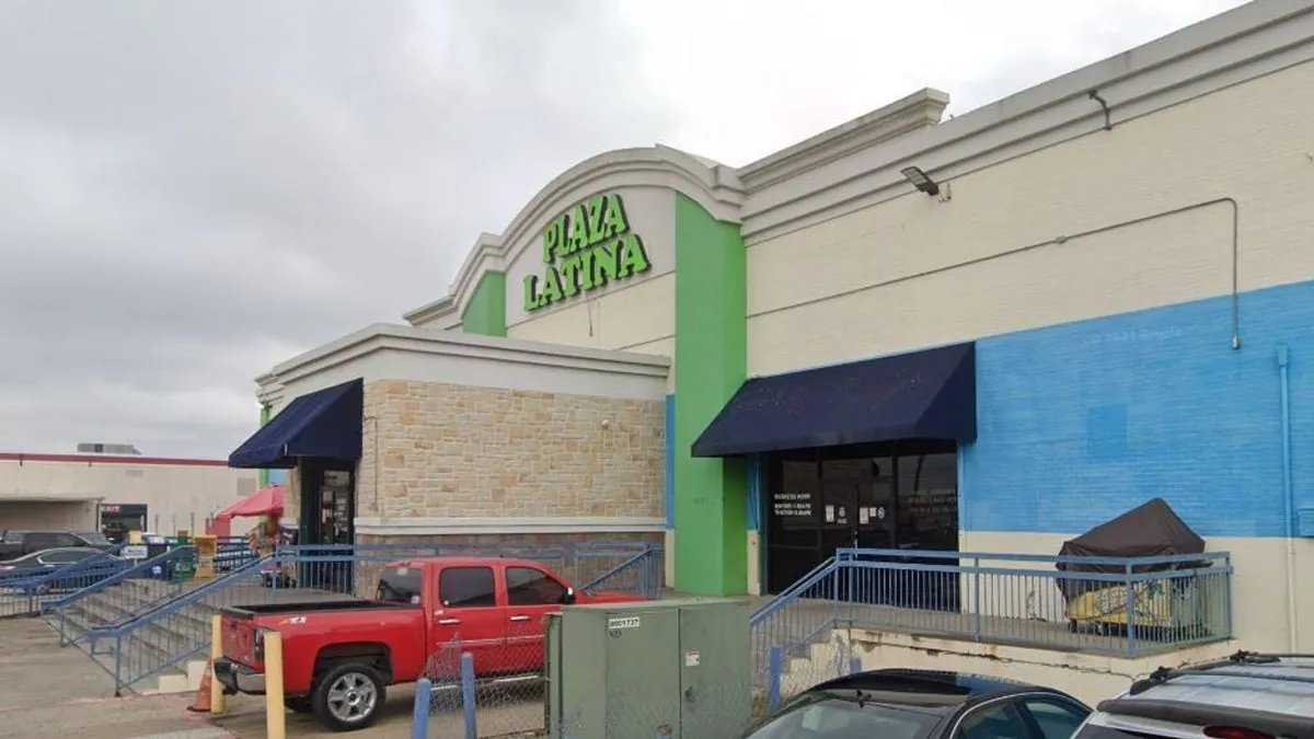Image in @MarioNawfal's post: 🚨🇺🇸DALLAS SHOPPING CENTER FIRE KILLS HUNDREDS OF ANIMALS
A fire at Plaza Latina shopping center in…