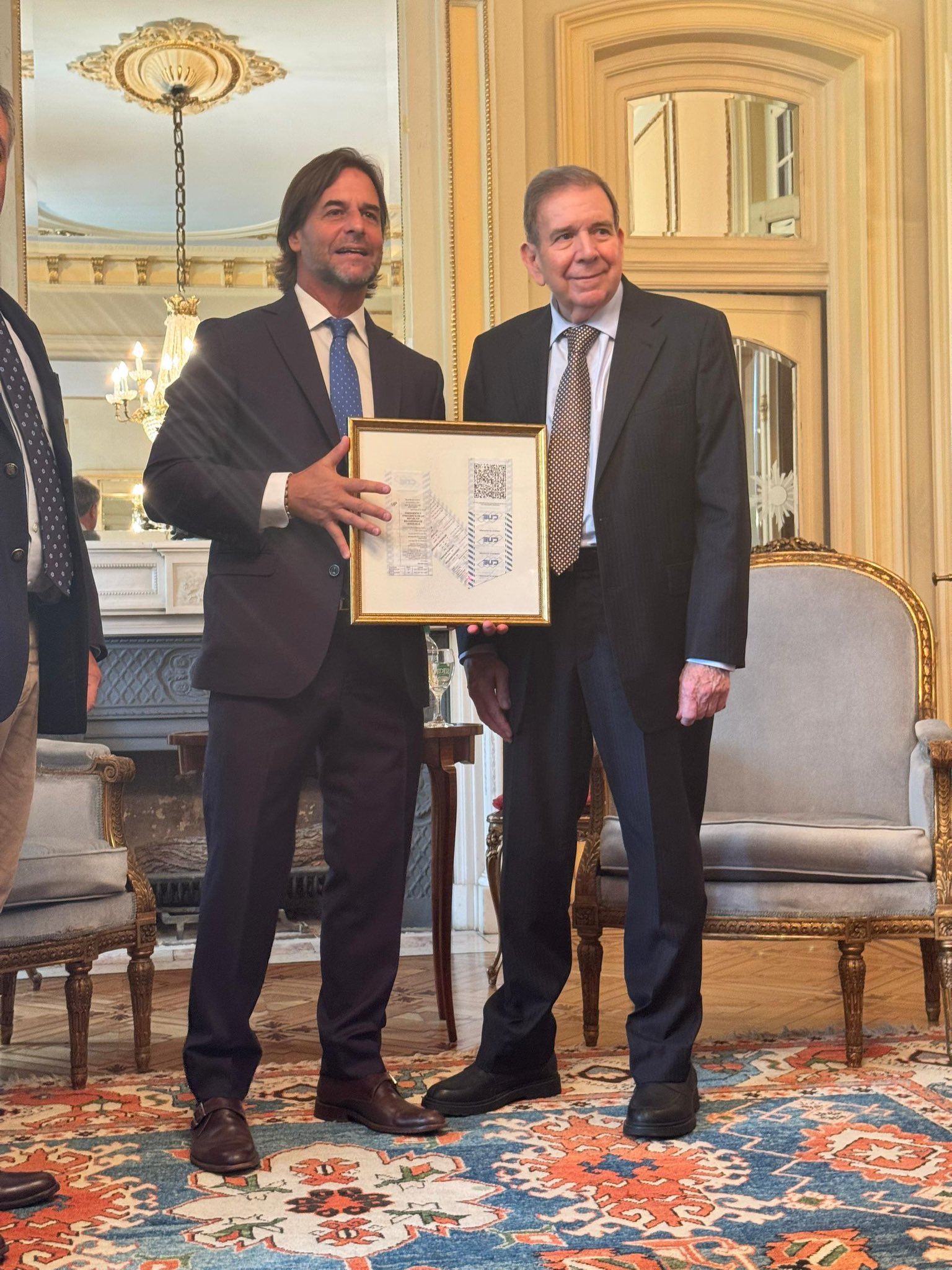 Image in @MarioNawfal's post: 🚨🇻🇪 VENEZUELA’S OPPOSITION LEADER GONZÁLEZ MEETS URUGUAY’S PRESIDENT
This afternoon, Edmundo Gonzá…