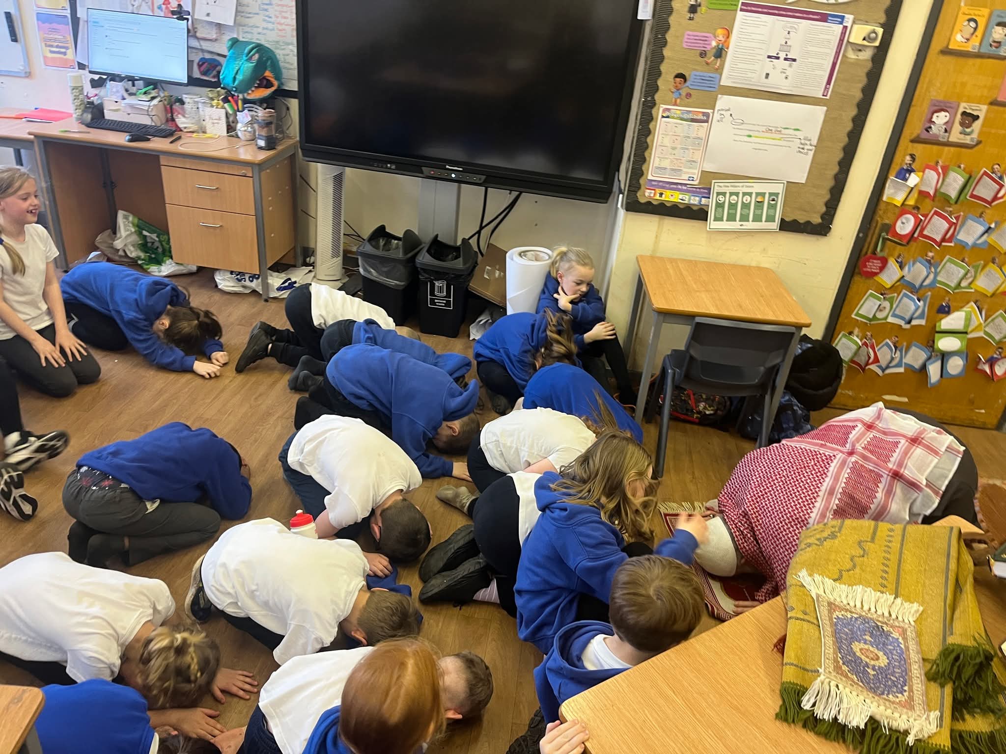 Image in @IfindRetards's post: Year 3 students at this CHRISTIAN school in the UK being taught about Islam including how to wear a…