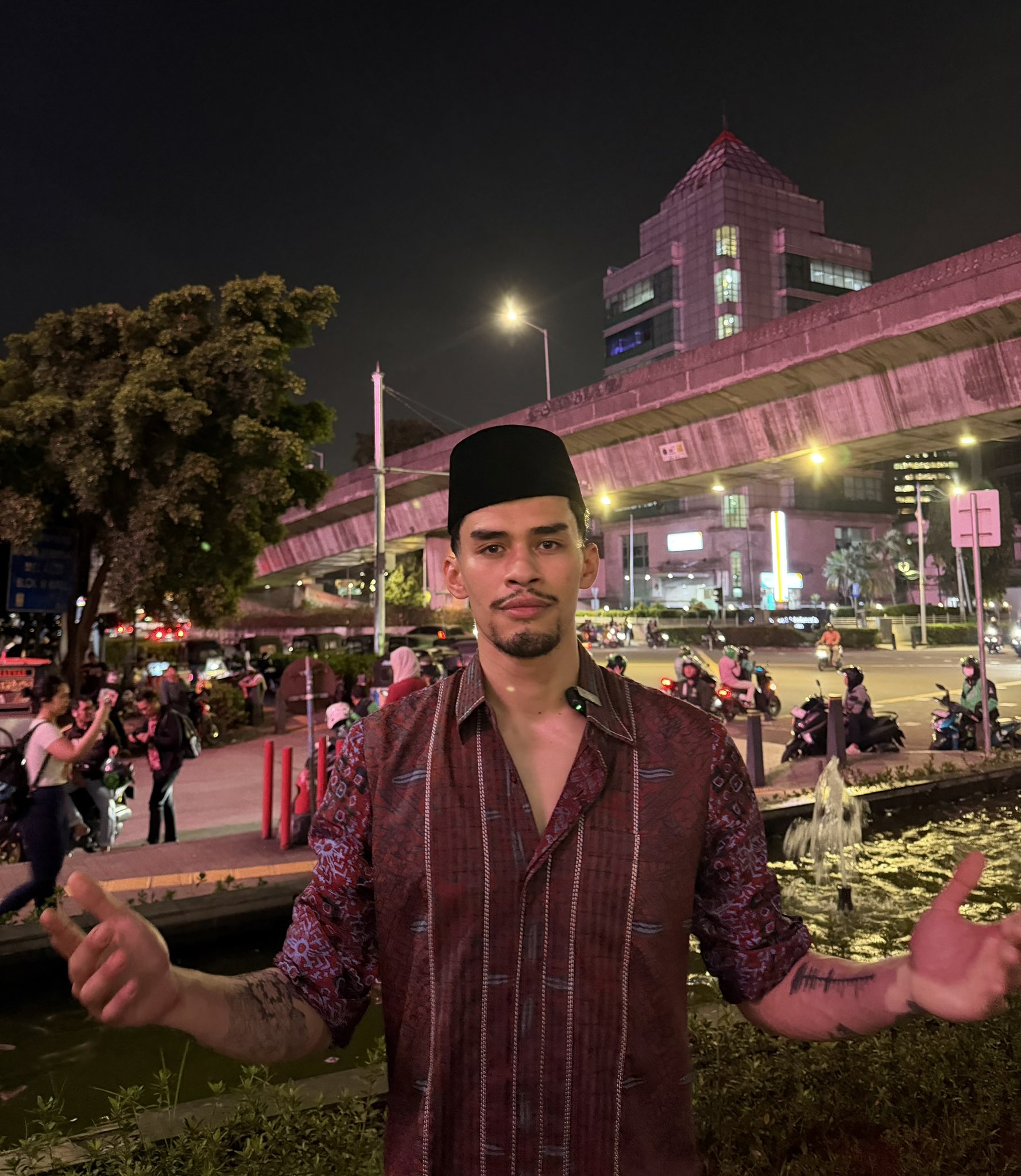 Image in @sneako's post: Indonesia day 1 terima kasih 🇮🇩 https://t.co/tMuVFjWe31