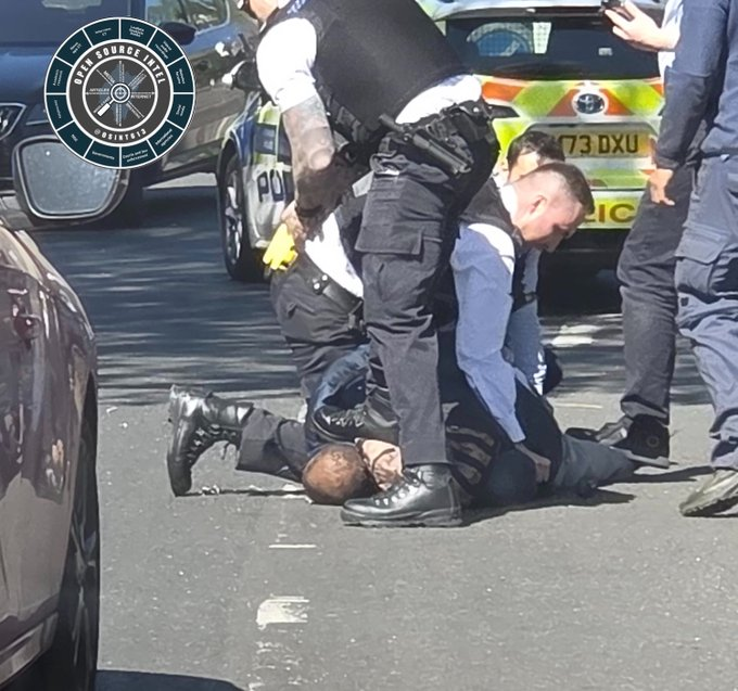 Image in @MarioNawfal's post: 🇬🇧 More footage emerging of the suspect in the Golders Green stabbing of 2 Jewish men outside a syn…