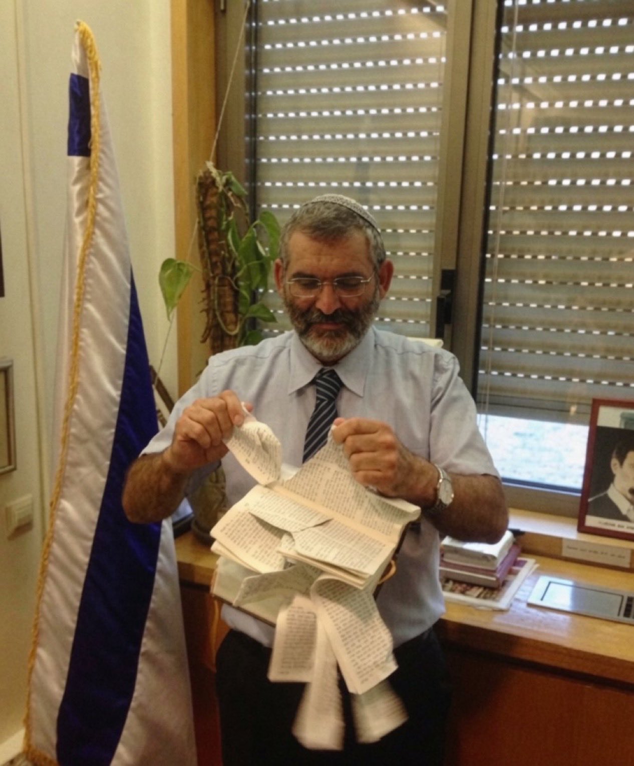 Image in @sneako's post: Ben Gvir took this photo
This is Michael Ben-Ari, founder of Itamar, the “Jewish power” party.
T…