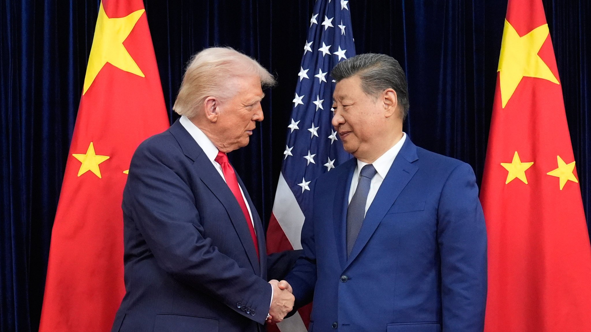 Image in @MarioNawfal's post: 🇺🇸🇨🇳 Sam Altman is going to dinner with Trump and Xi.
The White House is packing the table with Am…