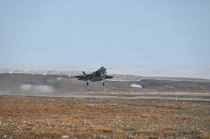 Image in @MarioNawfal's post: 🇺🇲🇬🇱 U.S. Airmen touched down in GREENLAND for military exercises.
The missions tested USNORTHCOM’…