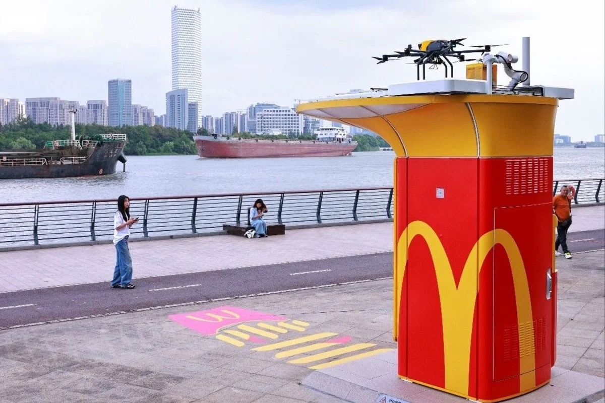 Image in @MarioNawfal's post: 🇨🇳 Shanghai residents can get McDonald’s delivered by DRONE to pick-up kiosks.
It’s part of China’…