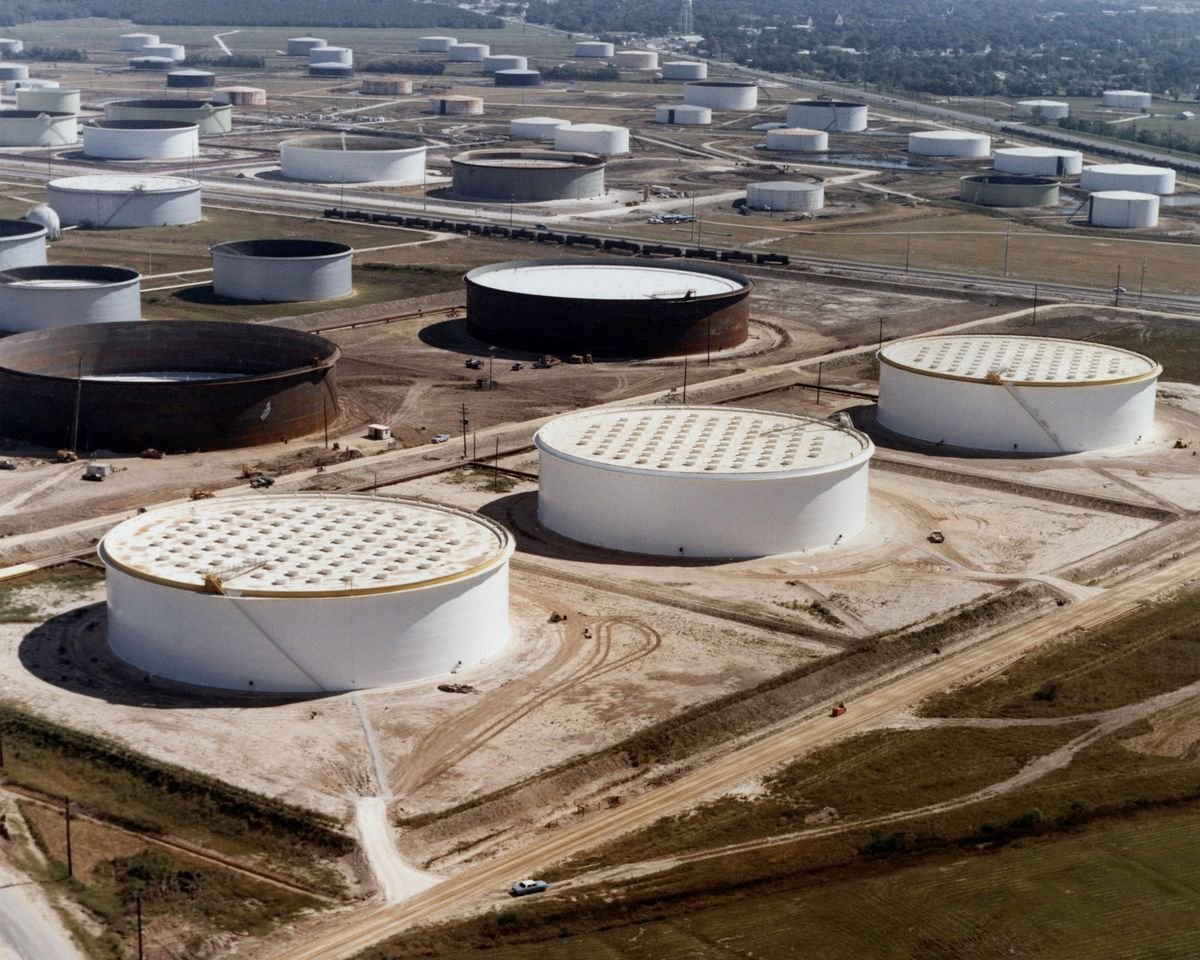 Image in @MarioNawfal's post: 🇺🇸 The U.S. emergency oil tank is at its emptiest since Reagan's first term.
The Strategic Petrole…