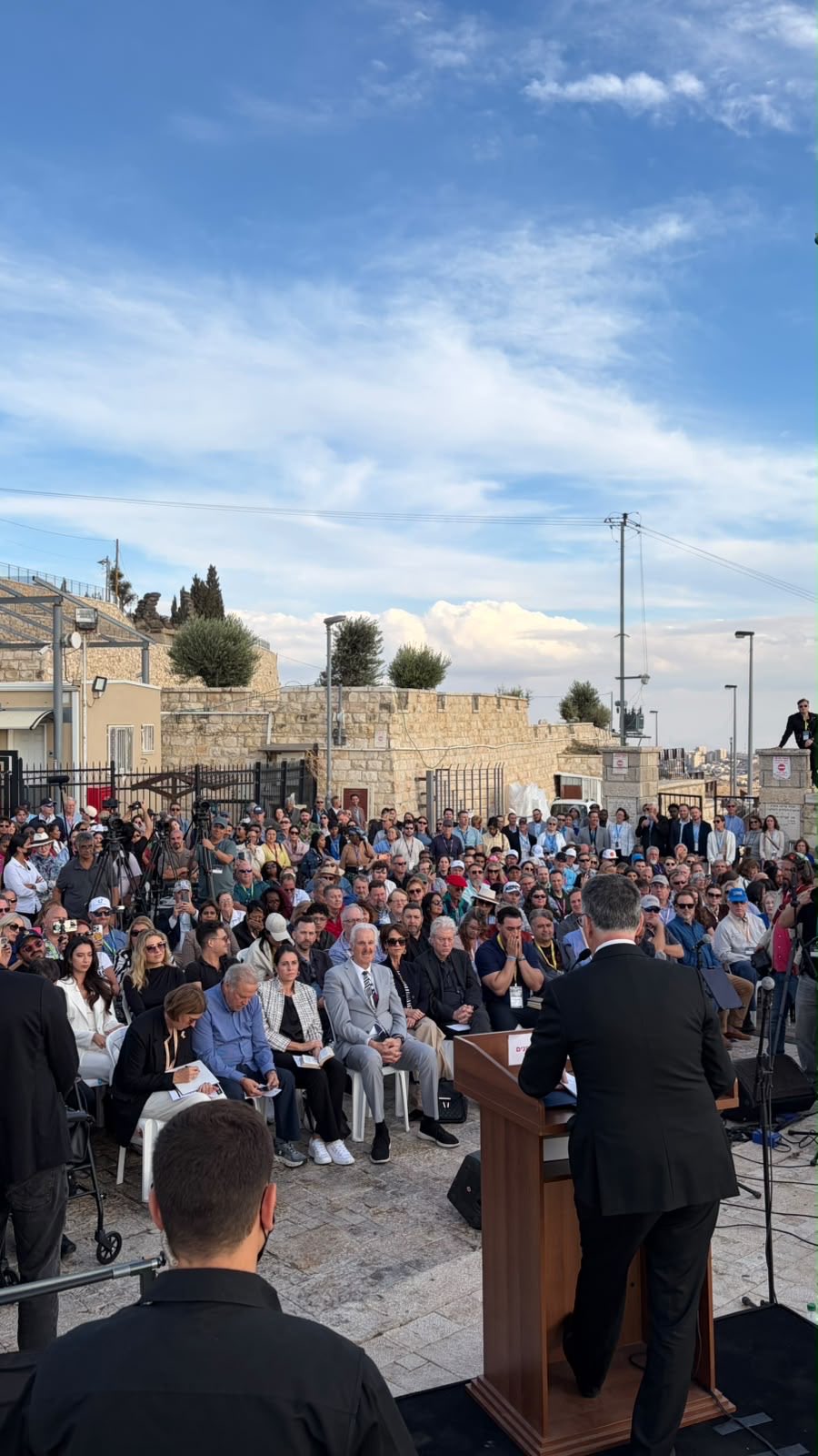 Image in @gidonsaar's post: בהר הזיתים בירושלים בפני ״ועידת השגרירים של ידידי ישראל״: יותר מאלף מנהיגים נוצרים, מנהיגי קהילות …