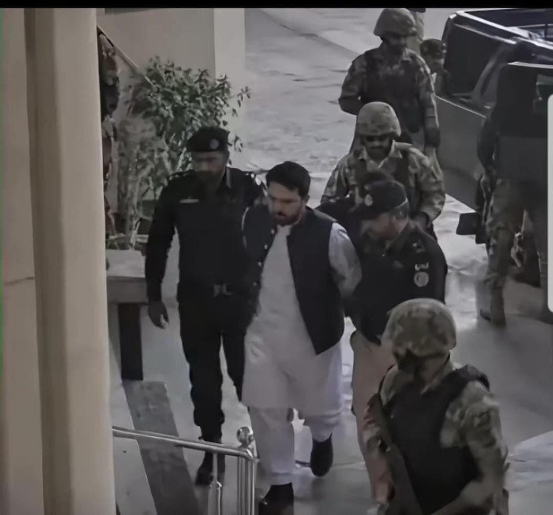 Image in @naeem1988pk's reply: @MarioNawfal Yes and an elected chief minister was abducted by Army in daylight illegally https://t…